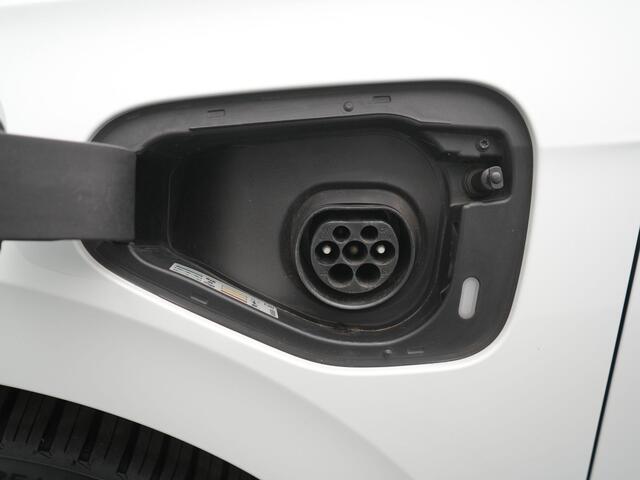 Volkswagen GOLF 1.4 eHybrid GTE - RIJKLAARPRIJS - All Seasonbanden - Achteruitrijcamera - Elektrisch Glazen Schuif-/Kanteldak - Apple Carplay - Android Auto - Stoel- en Stuurverwarming