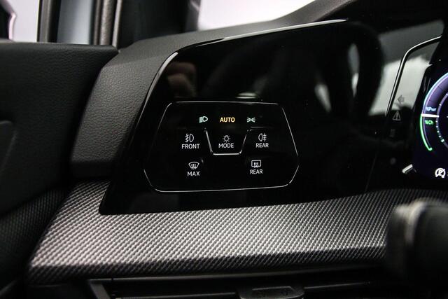 Volkswagen GOLF GTE 1.5 TSI eHybrid 272pk DSG Automaat Panoramadak, Lederen interieur, Stoelverwarming, Stoelverkoeling, Adaptive cruise control, 360 camera, LED matrix koplampen, Black style,