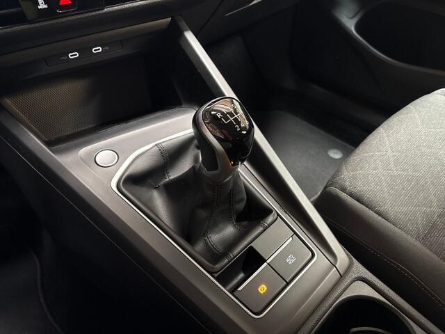 Volkswagen GOLF 1.5 TSI Sport (4 CILINDER, APPLE CARPLAY, GROOT NAVI, STUUR/STOELVERWARMING, KEYLESS, GETINT GLAS, PARKEERSENSOREN, NIEUWE APK, NIEUWSTAAT)