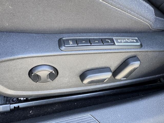 Volkswagen GOLF 1.0 TSI 110pk H6 Life Business Virtual Cockpit Massagestoel Navigatie Stoel- Stuurverwarming