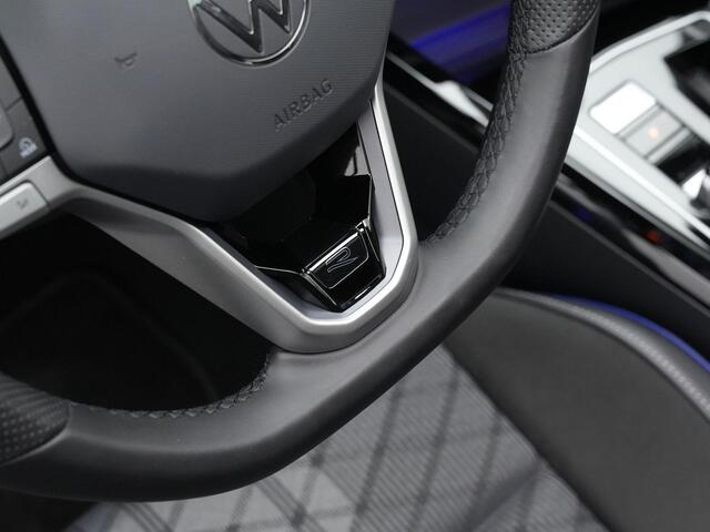 Volkswagen GOLF 1.5 eTSI 150 pk DSG R-Line | Panoramadak | Trekhaak | Standkachel | IQ Light | Head-up display | Achteruitrijcamera | Stuur-/achterbankverwarming
