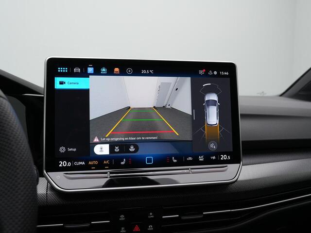 Volkswagen GOLF 1.5 eTSI 150 pk DSG R-Line | Panoramadak | Trekhaak | Standkachel | IQ Light | Head-up display | Achteruitrijcamera | Stuur-/achterbankverwarming