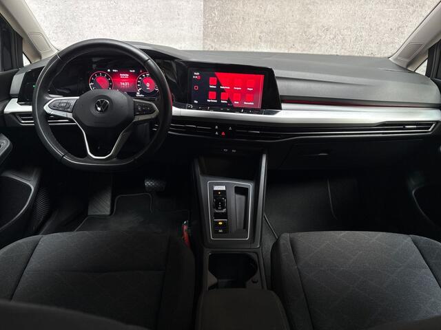 Volkswagen GOLF 1.0 TSI Sportline Automaat (APPLE CARPLAY, GROOT NAVI, CAMERA, GETINT GLAS, SPORTSTOELEN, SFEERVERLICHTING, LANE ASSIST, ADAPTIVE CRUISE, NIEUWSTAAT)