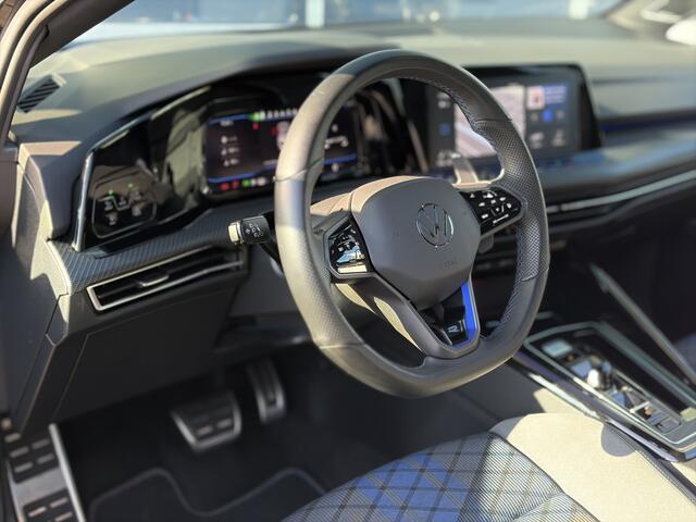 Volkswagen GOLF 2.0 TSI R 4Motion 320pk | Akrapovic | R-Performance Pakket | Harman/Kardon Sound | Elektrisch glazen panorama-dak | Matrix led koplampen | Apple Carplay/Android Auto | Virtual Cockpit | Dealer onderhouden!