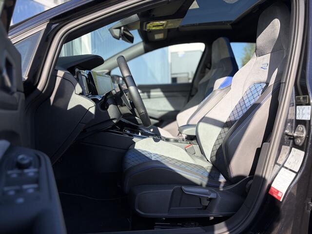 Volkswagen GOLF 2.0 TSI R 4Motion 320pk | Akrapovic | R-Performance Pakket | Harman/Kardon Sound | Elektrisch glazen panorama-dak | Matrix led koplampen | Apple Carplay/Android Auto | Virtual Cockpit | Dealer onderhouden!