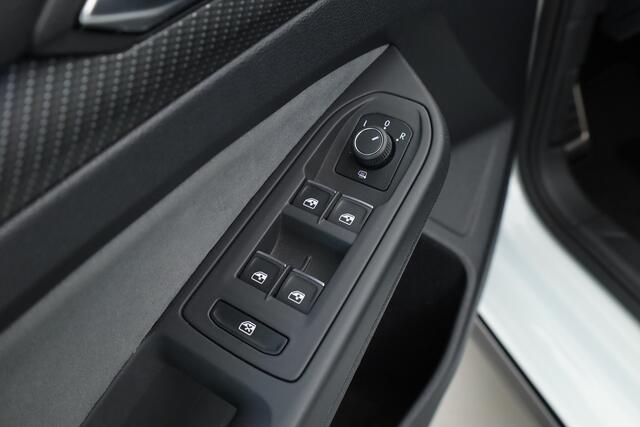 Volkswagen GOLF Variant 1.5 eTSI R-Line Business | Rijklaar! | Elek. Trekhaak | Dig. Cockpit | Stoel- Stuurverw. | Camera+PDC | Adapt. Cruise | Nav+App.Connect | Sfeerverl. | V