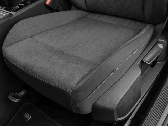 Volkswagen GOLF 1.5 eHybrid 204pk DSG Life Edition · Camera · Apple/Android Car Play · Stoel&- Stuurverwarming · Sfeerverlichting · 18'' Inch · Garantie t/m 13-05-2029 of 100.000km
