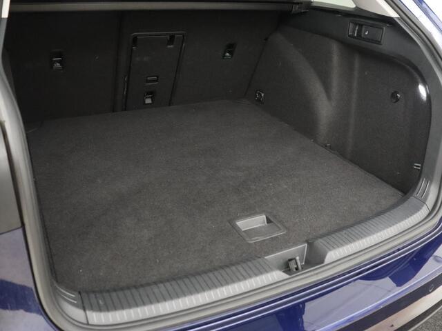 Volkswagen GOLF 1.0 TSI Life | Camera | Carplay | Park Assist | Adaptive cruise | Navigatie | Sfeerverlichting | Full LED | Climate control | Digital Cockpit | Climate control | Bluetooth