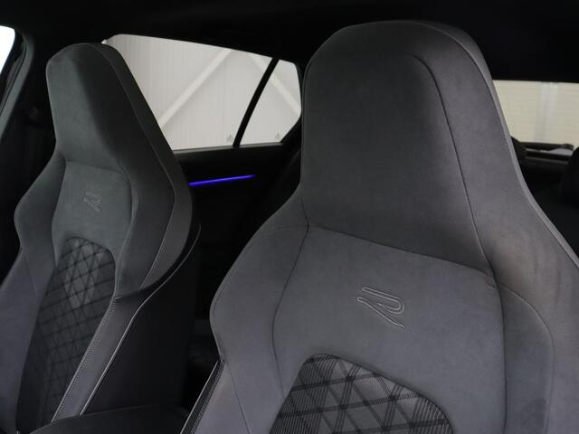 Volkswagen GOLF 1.5 eTSI R-Line | Panoramadak | Stoelverwarming | Matrix LED | Keyless | Sfeerverlichting | Carplay | Adaptive cruise | Navigatie | Side Assist | Park Assist | Stuurverwarming | Sportstoelen