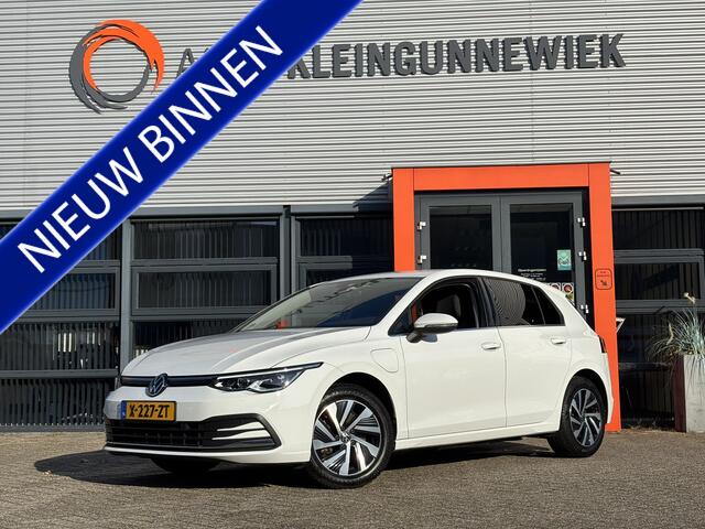Volkswagen GOLF 1.4 eHybrid Style / Trekhaak / Allseasonbanden / Egonomische Stoelen / Stoelverwarming