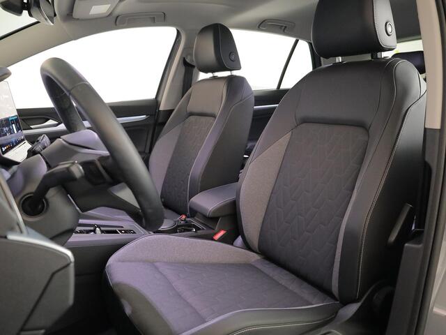 Volkswagen GOLF 1.5 eTSI Life Edition GOAL 116 pk Automaat (DSG) | Verlengde garantie | Navigatie | Panoramadak | Parkeersensoren | Autom. airco (3 zones) | Stoelverwarming |