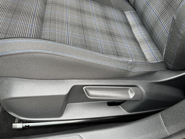 Volkswagen GOLF 1.4 eHybrid GTE / AUTOMAAT/ ACC/ STUUR+STOELVERWARM./ PARK.SENSOR.V+A/ CAMERA/ APP-CONNECT/ DODEHOEK/ KEYLESS/ HEAD-UP/ DIGITAL DASH/ IQ.LIGHT/ RIJ-MODI/ NAVI/ DAB/ CLIMA/ 18'' LMV