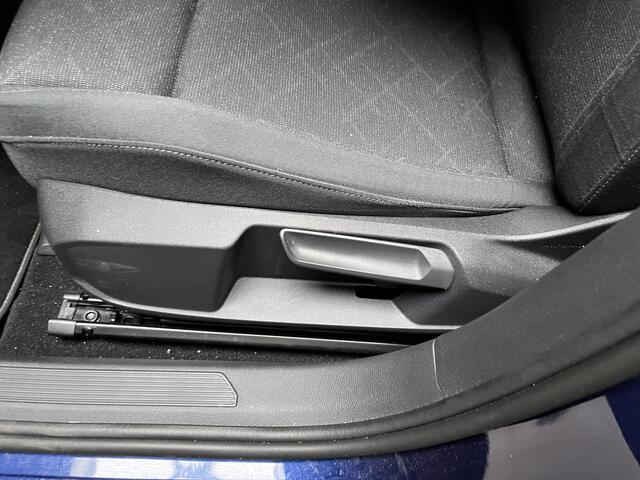 Volkswagen GOLF Variant 1.5 eTSI Life / AUTOMAAT/ ADAPTIVE CRUISE/ PARKEER SENSOREN V+A/ STUUR+STOELVERWARMING/ APP-CONNECT/ KEYLESS/ DIGITAL DASH/ DAB/ NAVI/ CLIMA/ LED/ 16'' LMV