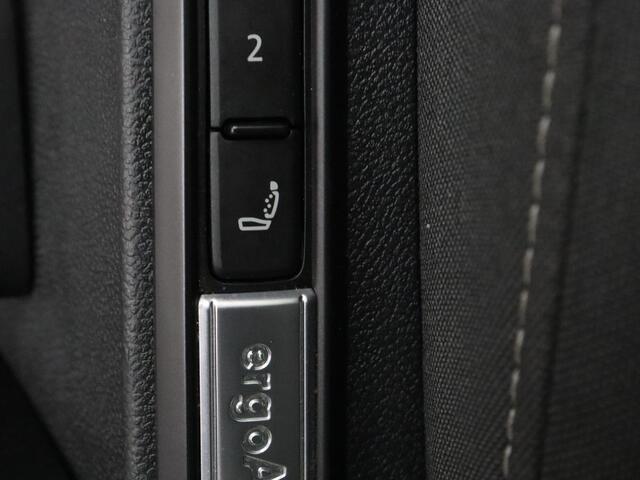 Volkswagen GOLF 1.5 TSI Style | Panoramadak | Stoelverwarming | Head-Up | Trekhaak | Camera | Massage | Carplay | Navigatie | Adaptive cruise | Harman/Kardon | Sfeerverlichting | Keyless | Park Assist | Getint glas