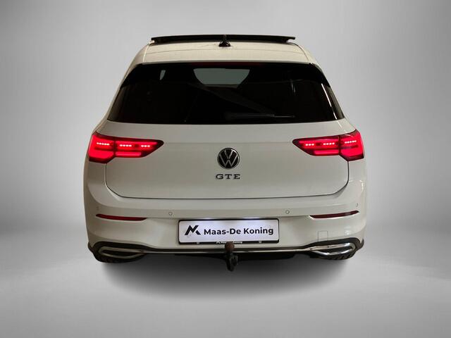 Volkswagen GOLF 1.4TSIeHybrid 180kW/245PK GTE · Panoramadak · Trekhaak · Camera · Stoelverwarming · Navigatie