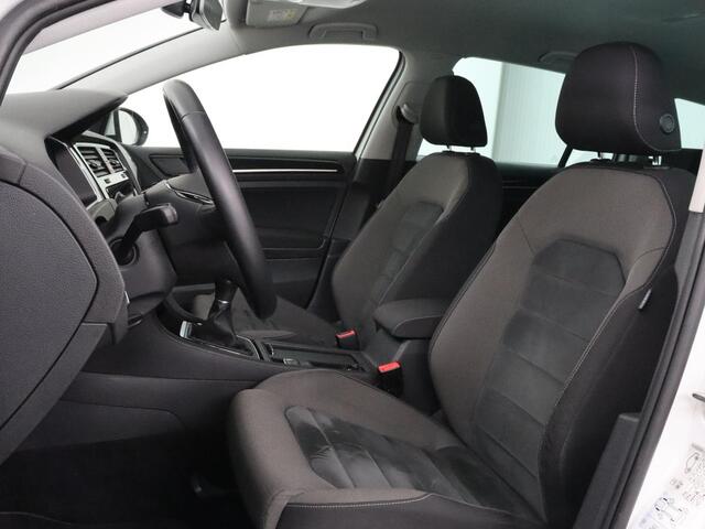 Volkswagen GOLF 1.5 TSI Highline | Carplay | Full LED | Trekhaak | Camera | Adaptive cruise | Navigatie | Parkeerhulp | Virtual Cockpit | Climate control | Bluetooth | Getint glas