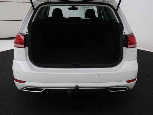 Volkswagen GOLF 1.5 TSI Highline | Carplay | Full LED | Trekhaak | Camera | Adaptive cruise | Navigatie | Parkeerhulp | Virtual Cockpit | Climate control | Bluetooth | Getint glas