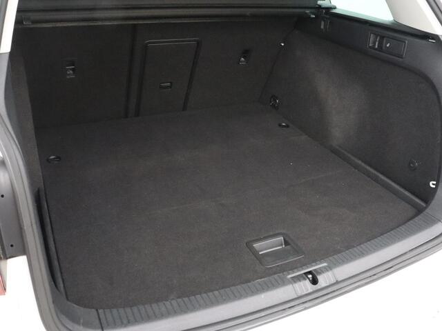 Volkswagen GOLF 1.5 TSI Highline | Carplay | Full LED | Trekhaak | Camera | Adaptive cruise | Navigatie | Parkeerhulp | Virtual Cockpit | Climate control | Bluetooth | Getint glas
