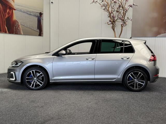 Volkswagen GOLF 1.4 eHYBRID GTE NAVIGATIE ADAPTIVE CRUISE CONTROL CLIMATE CONTROL APPLE CARPLAY/ANDROID VERMOEIDHEIDERKENNING KEYLESS GO ACHTERUITRIJCAMERA PDC ZEER MOOI !!