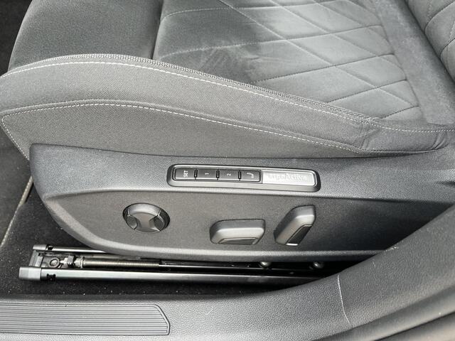 Volkswagen GOLF 1.4 eHybrid Style / AUTOMAAT/ PANO/ TREKHAAK/ STANDKACHEL/ ACC/ PARK.SENSOR.V+A/ CAMERA/ MEMORY SEAT/ MASSAGE/ STUUR+STOELVERWARM./ DODEHOEK/ KEYLESS/ APP-CONNECT/ IQ.LIGHT/ NAVI/ DAB/ RIJ-MODI/ 18'' LMV