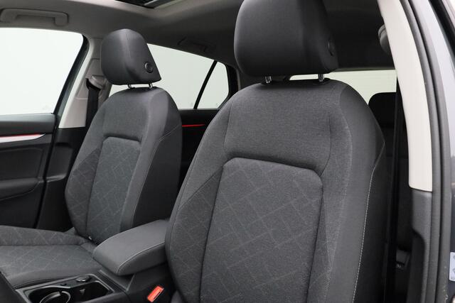 Volkswagen GOLF 1.0 eTSI 110 pk DSG Life | Panoramadak | Geheugen-/massagestoel | IQ Light | Achteruitrijcamera | Adaptive Cruise