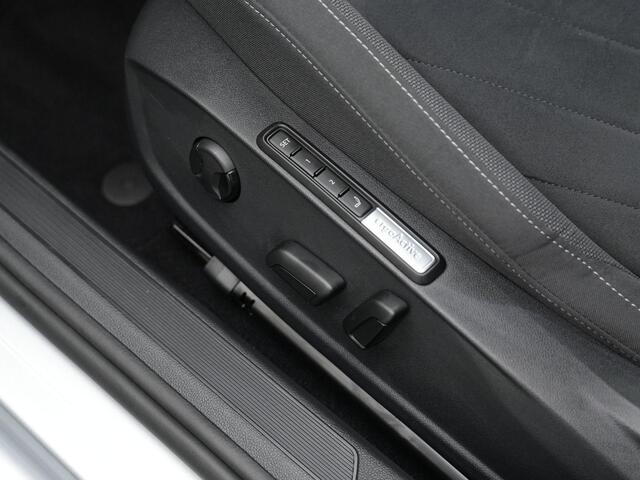 Volkswagen GOLF 1.4 eHybrid 204 pk Style | Geheugen-/massagestoel | Adaptive Cruise | Stuur-/stoelverwarming | Navigatie