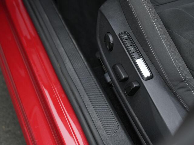 Volkswagen GOLF 1.4 eHybrid 204 pk Style | Panoramadak | IQ Light | Geheugen-/massagestoel | Adaptive Cruise | Achteruitrijcamera | Stuur-/stoelverwarming