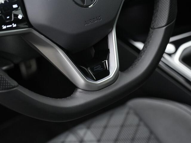 Volkswagen GOLF 1.5 TSI 130 pk R-Line | Sportonderstel | Carplay | Parkeersensoren voor/achter