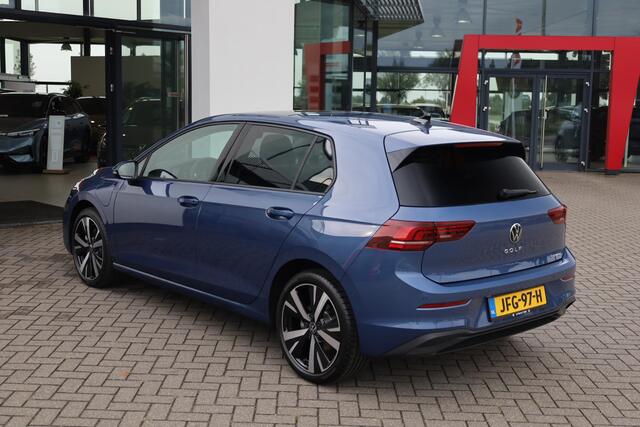 Volkswagen GOLF 1.5 eHybrid Life Edition Navigatie, Wegklapbare trekhaak, panoramadak, 18" LMV, achteruitrijcamera, spiegelpakket, clima, lane assist, parkeersensoren voor en achter.