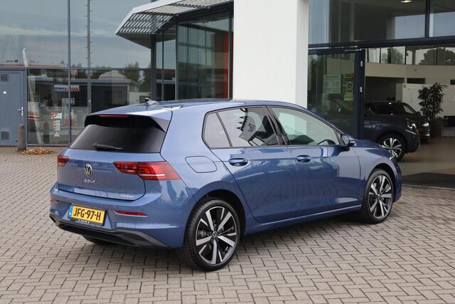 Volkswagen GOLF 1.5 eHybrid Life Edition Navigatie, Wegklapbare trekhaak, panoramadak, 18" LMV, achteruitrijcamera, spiegelpakket, clima, lane assist, parkeersensoren voor en achter.