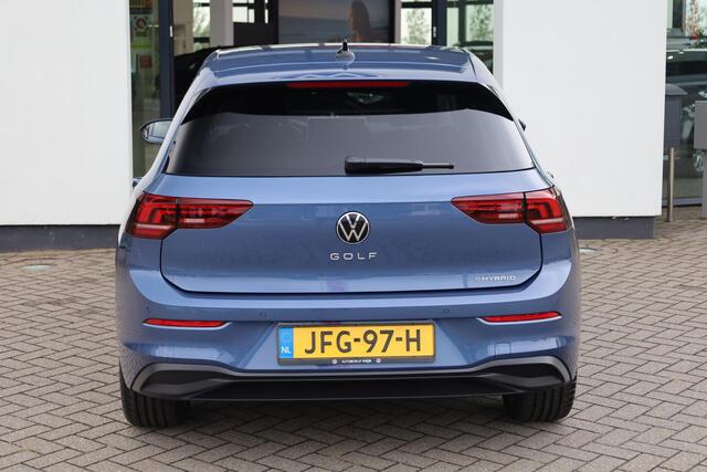 Volkswagen GOLF 1.5 eHybrid Life Edition Navigatie, Wegklapbare trekhaak, panoramadak, 18" LMV, achteruitrijcamera, spiegelpakket, clima, lane assist, parkeersensoren voor en achter.