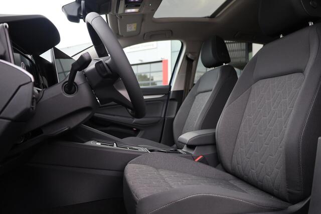 Volkswagen GOLF 1.5 eHybrid Life Edition Navigatie, Wegklapbare trekhaak, panoramadak, 18" LMV, achteruitrijcamera, spiegelpakket, clima, lane assist, parkeersensoren voor en achter.
