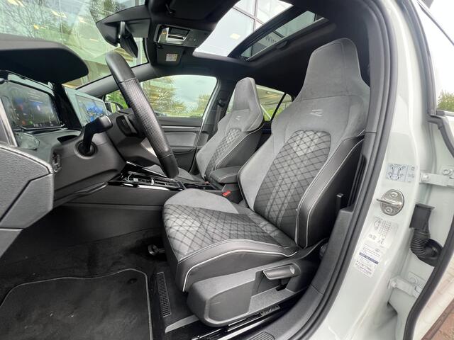 Volkswagen GOLF 1.5 eTSI 150pk DSG R-Line / Panorma dak / Black style / Standkachel / 18'' LMV