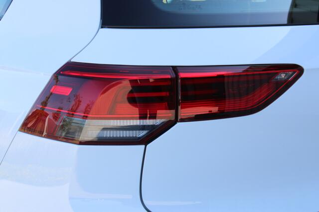 Volkswagen GOLF 1.5 TSI Life | Incl. 12 maanden garantie | Adaptieve cruise control | Apple carplay/Android auto | Parkeersensoren | Digitale cockpit | Navigatie | DAB radio |
