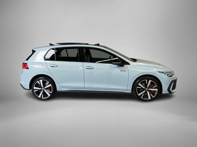 Volkswagen GOLF 1.5eHybrid 200kW/272PK Black Style GTE · Panoramadak · Trekhaak · Camera + Parkeersensoren · Garantie t/m 27-05-2030 of 100000km.