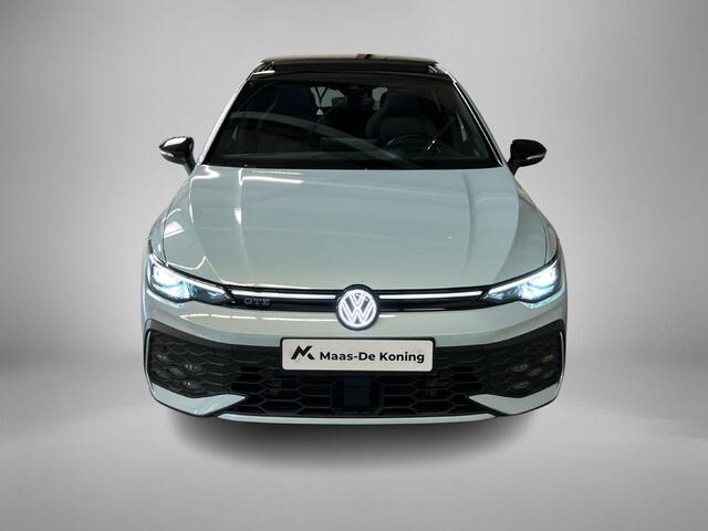 Volkswagen GOLF 1.5eHybrid 200kW/272PK Black Style GTE · Panoramadak · Trekhaak · Camera + Parkeersensoren · Garantie t/m 27-05-2030 of 100000km.
