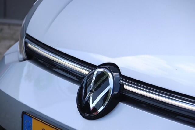 Volkswagen GOLF 1.5 eTSI R-Line Business+, Stoel & Stuurverwarmd, IQ.LIGHT, Camera, Navi
