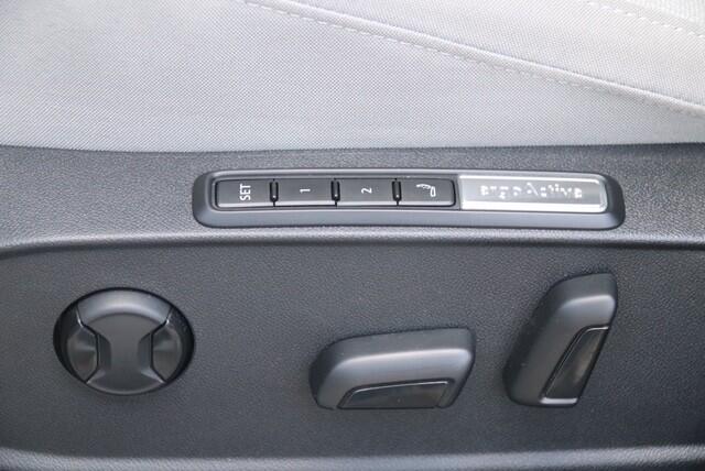 Volkswagen GOLF 1.5 eTSI R-Line Business+, Stoel & Stuurverwarmd, IQ.LIGHT, Camera, Navi