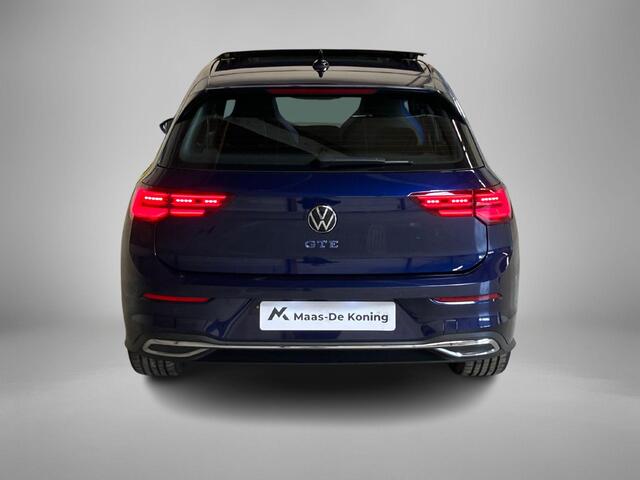 Volkswagen GOLF 1.5 eHybrid GTE · Panoramadak · Apple/Android Car Play · Camera + Parkeersensoren · Stoelverwarming ·