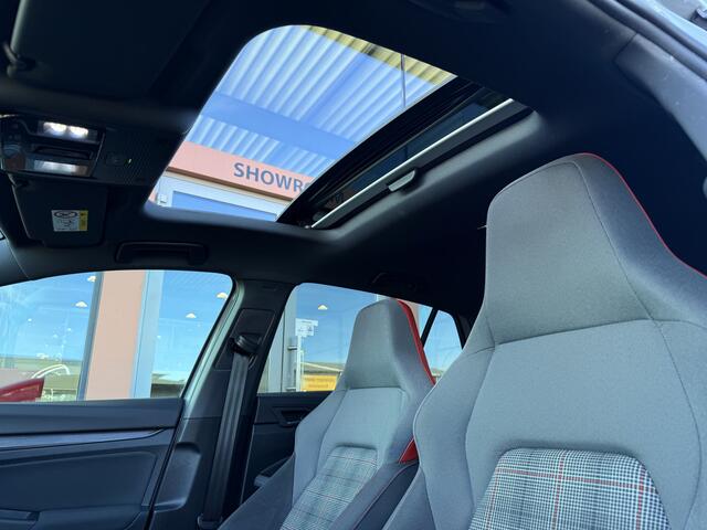Volkswagen GOLF 2.0 TSI GTI | Pano | Harman / Kardon | Achteruitrijcamera | HDD | Stoel / Stuurverwarming |