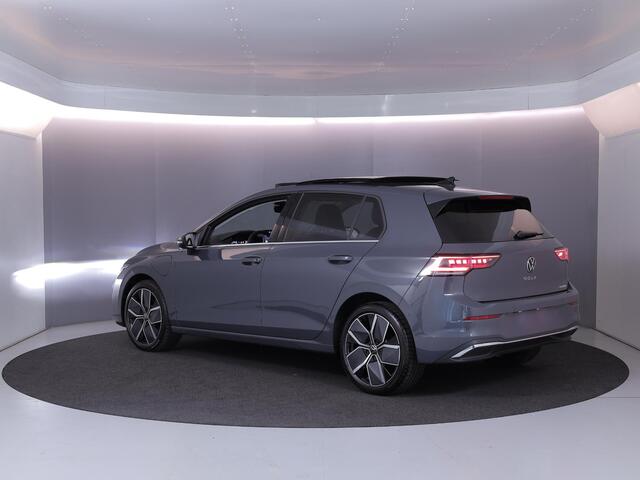 Volkswagen GOLF 1.5 eHybrid Style Edition 204 pk Automaat (DSG) | Verlengde garantie | Navigatie | Panoramadak | Trekhaak (wegklapbaar) | Parkeersensoren (Park assist) | Achteruitrijcamera | Stoelverwarming |