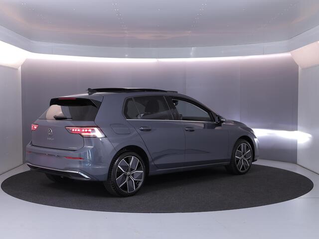 Volkswagen GOLF 1.5 eHybrid Style Edition 204 pk Automaat (DSG) | Verlengde garantie | Navigatie | Panoramadak | Trekhaak (wegklapbaar) | Parkeersensoren (Park assist) | Achteruitrijcamera | Stoelverwarming |