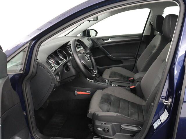 Volkswagen GOLF 1.5 TSI Comfortline | Stoelverwarming | Trekhaak | Camera | Massage | Carplay | Adaptive cruise | Navigatie | Parkeerhulp | Climate control