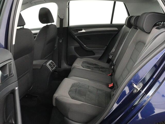Volkswagen GOLF 1.5 TSI Comfortline | Stoelverwarming | Trekhaak | Camera | Massage | Carplay | Adaptive cruise | Navigatie | Parkeerhulp | Climate control