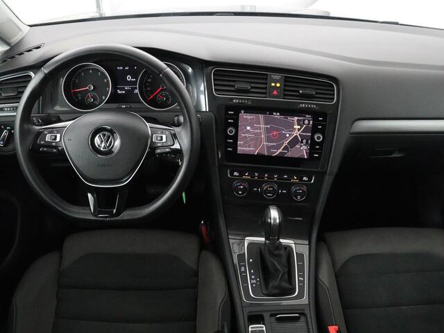 Volkswagen GOLF 1.5 TSI Comfortline | Stoelverwarming | Trekhaak | Camera | Massage | Carplay | Adaptive cruise | Navigatie | Parkeerhulp | Climate control