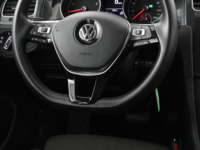 Volkswagen GOLF 1.5 TSI Comfortline | Stoelverwarming | Trekhaak | Camera | Massage | Carplay | Adaptive cruise | Navigatie | Parkeerhulp | Climate control