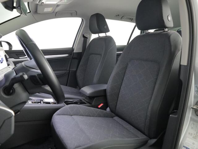 Volkswagen GOLF 1.5 eTSI Life VARIANT 150PK DSG | Navigatie | Stoelverwarming | Trekhaak |