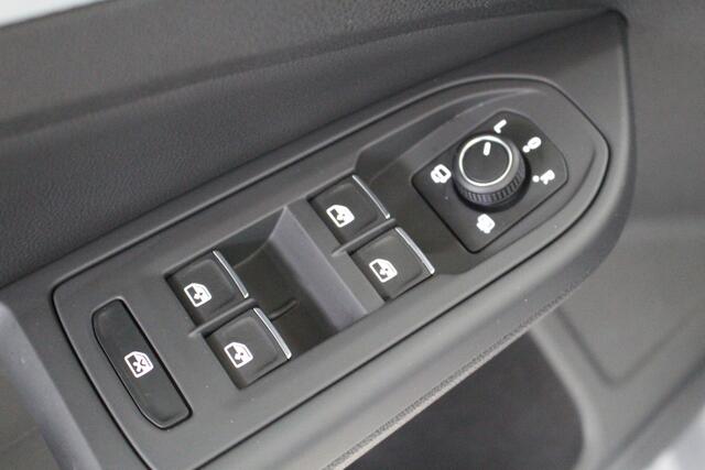Volkswagen GOLF 1.5 TSI Goal Navigatie | 4-Seizoenen banden | Parkeersensoren | Fabrieksgarantie