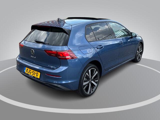 Volkswagen GOLF 1.5 eHybrid Life Edition Panoramadak · Achteruitrijcamera · Draadloze telefoonlader · Stuur- & Stoelverwarming