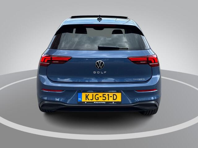 Volkswagen GOLF 1.5 eHybrid Life Edition Panoramadak · Achteruitrijcamera · Draadloze telefoonlader · Stuur- & Stoelverwarming